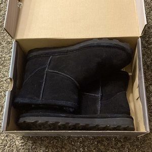 Woman’s bear paws size 9